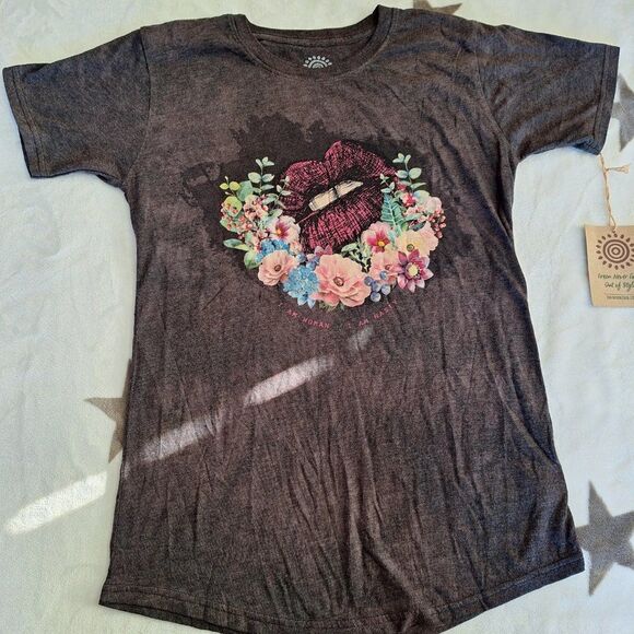 NWT-The Mountain Woman Nasty Lips Flowers Medium Graphic T-Shirt Gift‎ Biker - Picture 1 of 8